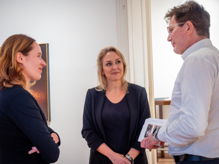 031_Symbolische Wahrheiten_Vernissage__4061402-ORF_DxO_DeepPRIMEXD